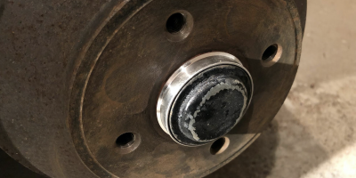 closeup of rear axle with spigot ring mounted